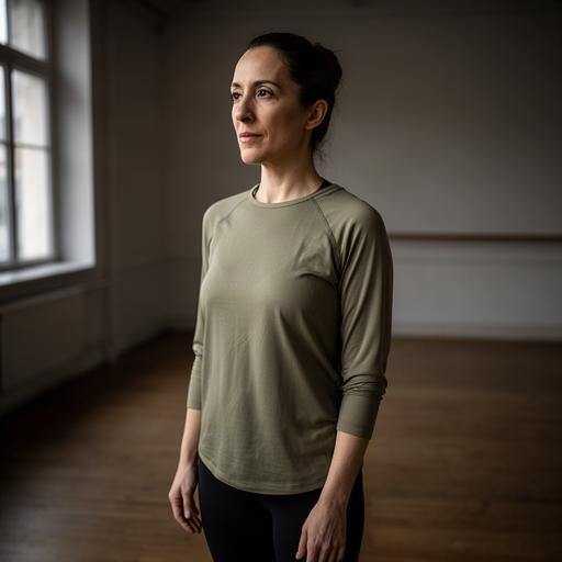 Marta Vidal, profesora de danza contemporánea, en una sala de ensayo con luz lateral